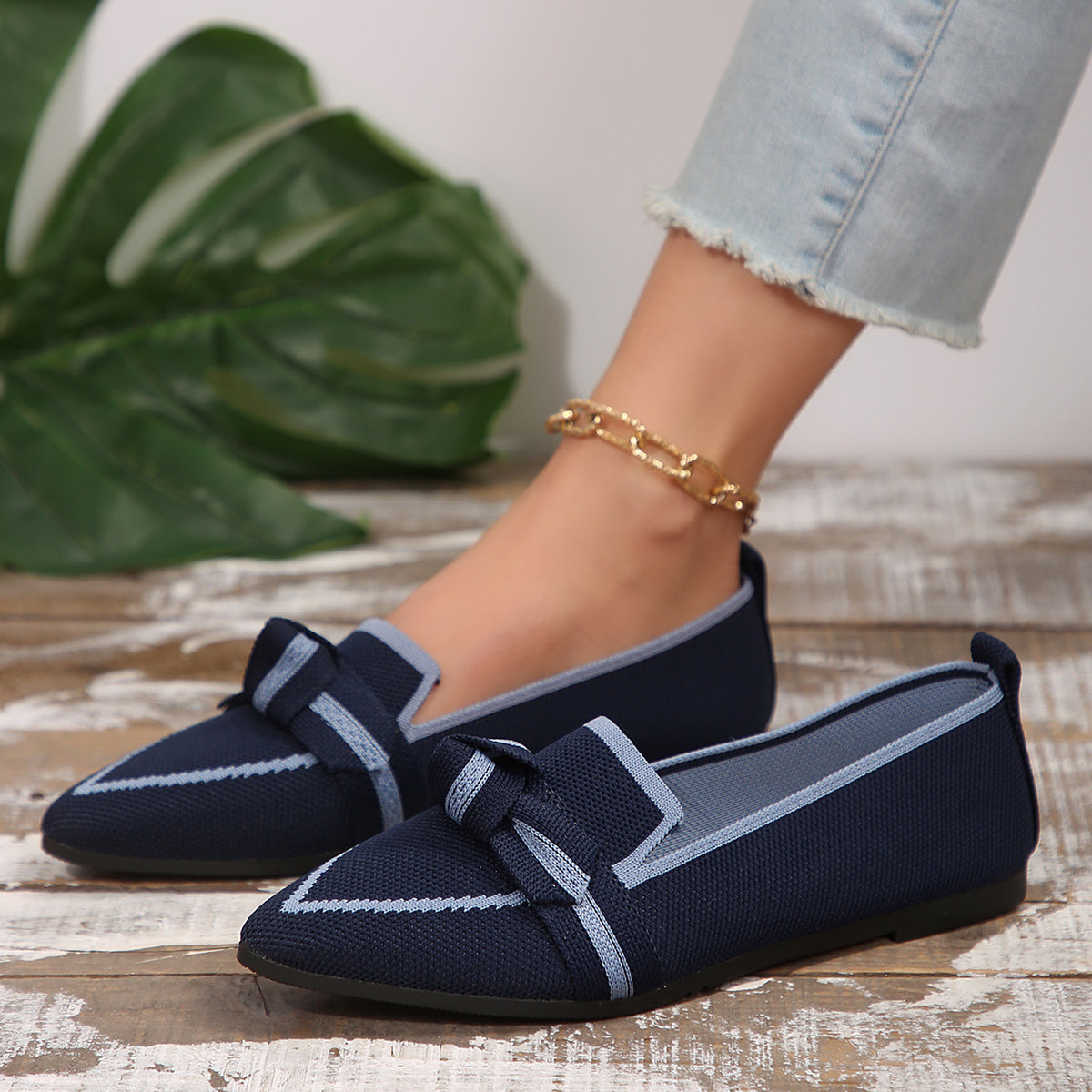 Bow Contrast Trim Point Toe Loafers Heel height: Flats Material: polyester Imported, ships in 5-10 business days Size Foot length 36(US5) 9 37(US6) 9.2 38(US7) 9.4 39(US8) 9.6 40(US9) 9.8 41(US10) 10 42(US10.5) 10.2 43(US11) 10.4 Bow Contrast Trim Point T