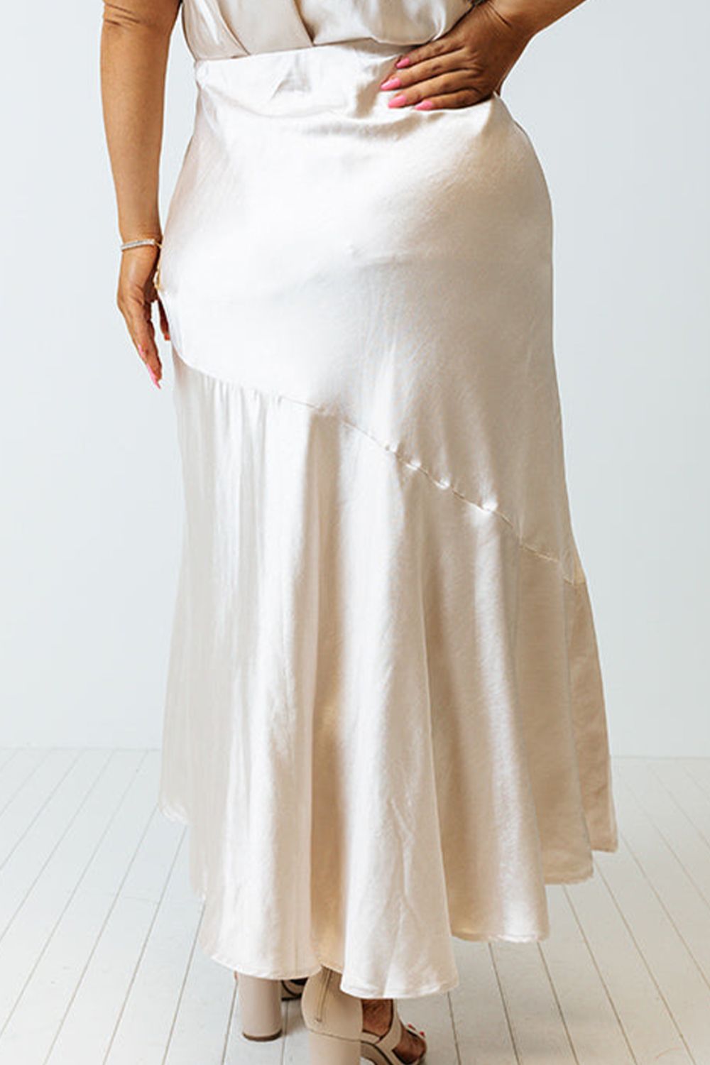 Plus Size Slit Ruffled Skirt Features: Slit Sheer: Opaque Body: Not lined Material composition: 92% polyester, 8% elastane Care instructions: Machine wash cold. Tumble dry low. Imported, ships in 5-10 business days Product measurements:1X:Waist 38.58 in,